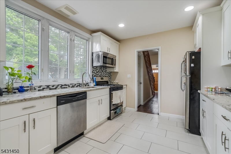 11 Alps Road Wayne, NJ 07470 - Photo 5 of 37