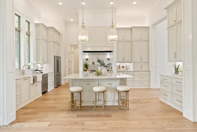 $890,000 | 221 Rue De La Rochelle, Broussard, LA 70518