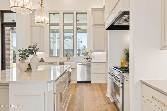 $890,000 | 221 Rue De La Rochelle, Broussard, LA 70518