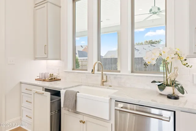 $890,000 | 221 Rue De La Rochelle, Broussard, LA 70518