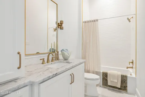 $890,000 | 221 Rue De La Rochelle, Broussard, LA 70518