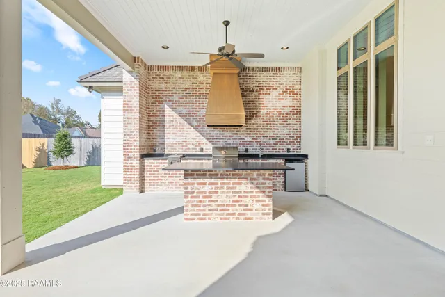 $890,000 | 221 Rue De La Rochelle, Broussard, LA 70518