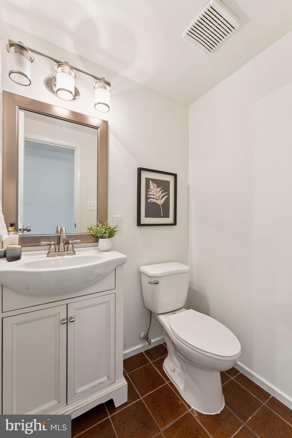 11234 Hunting Horn Lane Reston, VA 20191 - Photo 20 of 44 a bathroom with a toilet a sink and mirror