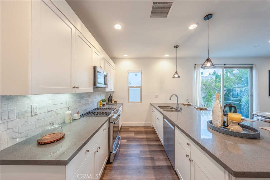 177 Frame Irvine, CA 92618 - Photo 4 of 40