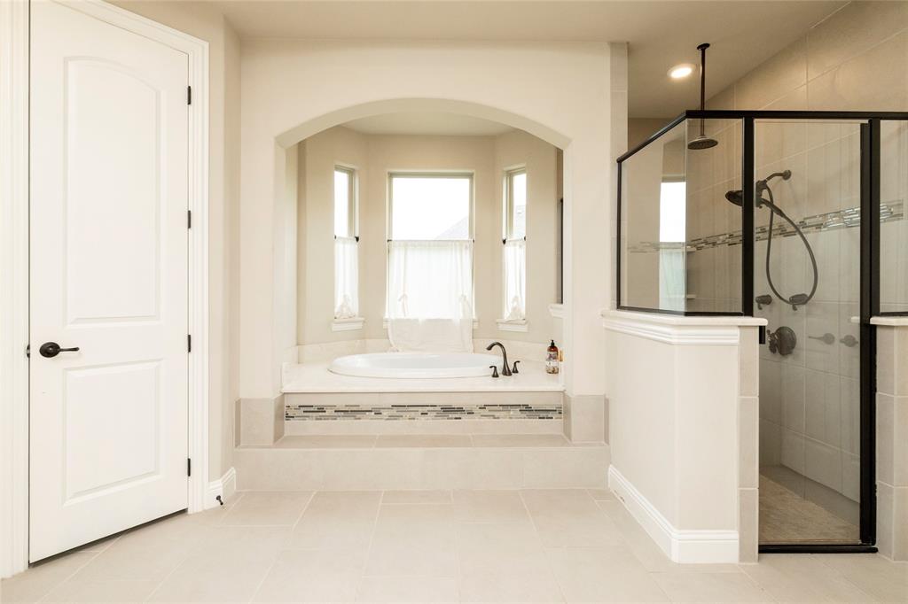 1413 Artesia Lane McLendon-Chisholm, TX 75032 - Photo 19 of 40 a spacious bathroom with a tub and a shower