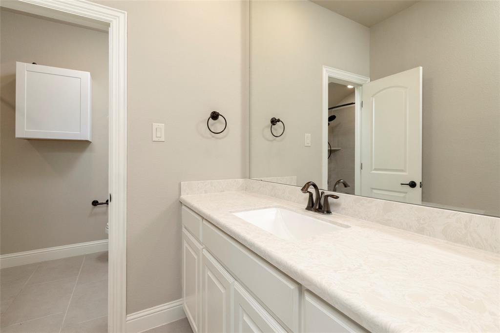 1413 Artesia Lane McLendon-Chisholm, TX 75032 - Photo 31 of 40 a bathroom with a sink and a mirror