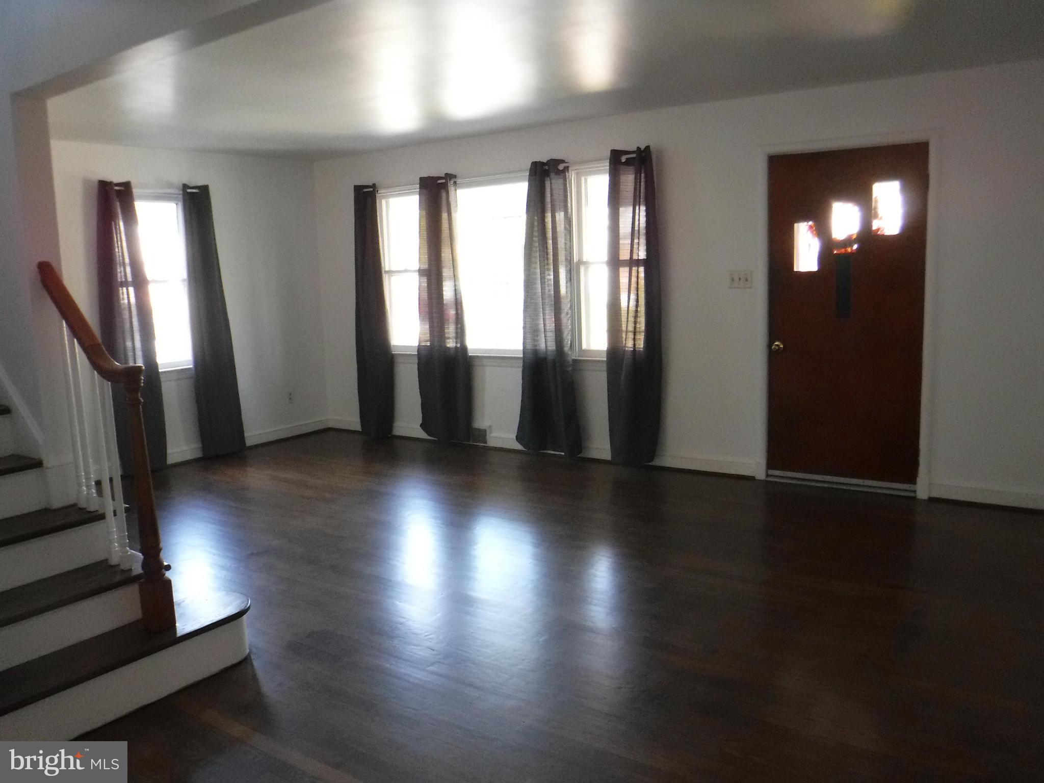 11300 Marbern Road Hagerstown, MD 21740 - Photo 4 of 26 Bright Living Room