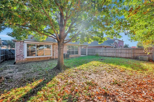 a view of house with backyard