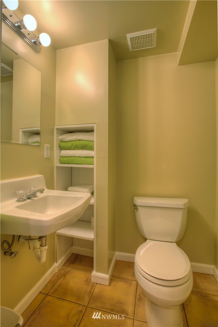 4135 Southwest Southern Street Seattle, WA 98136 - Photo 13 of 17 Gallery Image 13