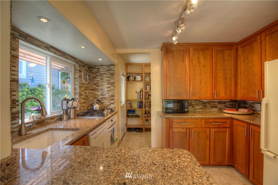4135 Southwest Southern Street Seattle, WA 98136 - Photo 4 of 17 Gallery Image 4