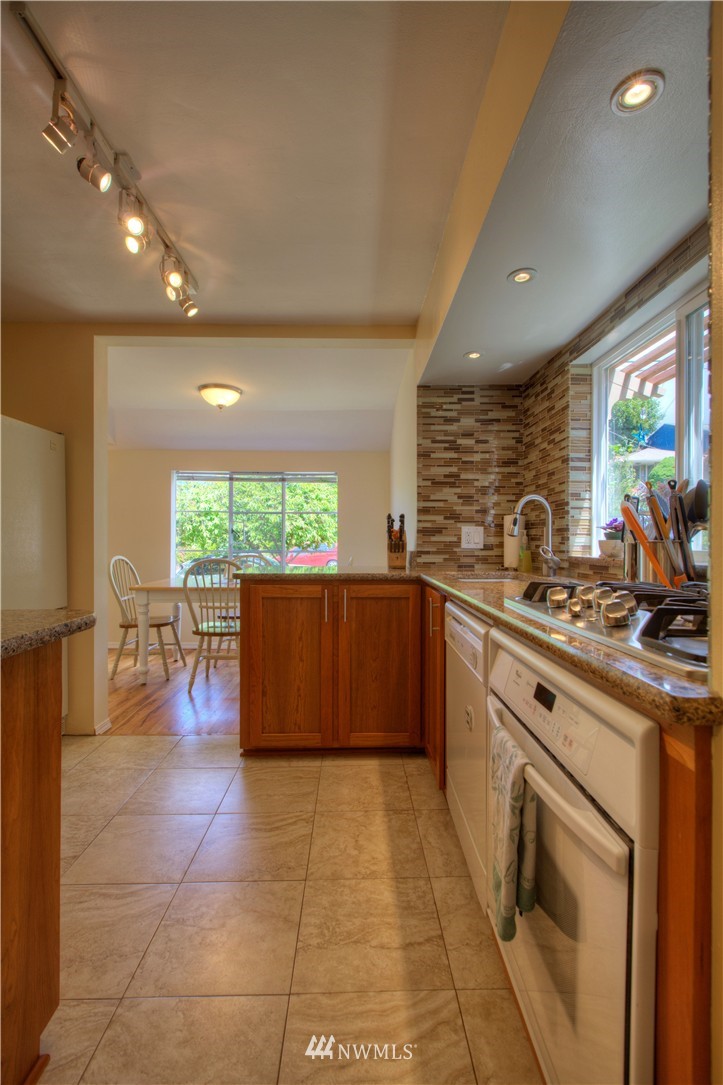 4135 Southwest Southern Street Seattle, WA 98136 - Photo 6 of 17 Gallery Image 6