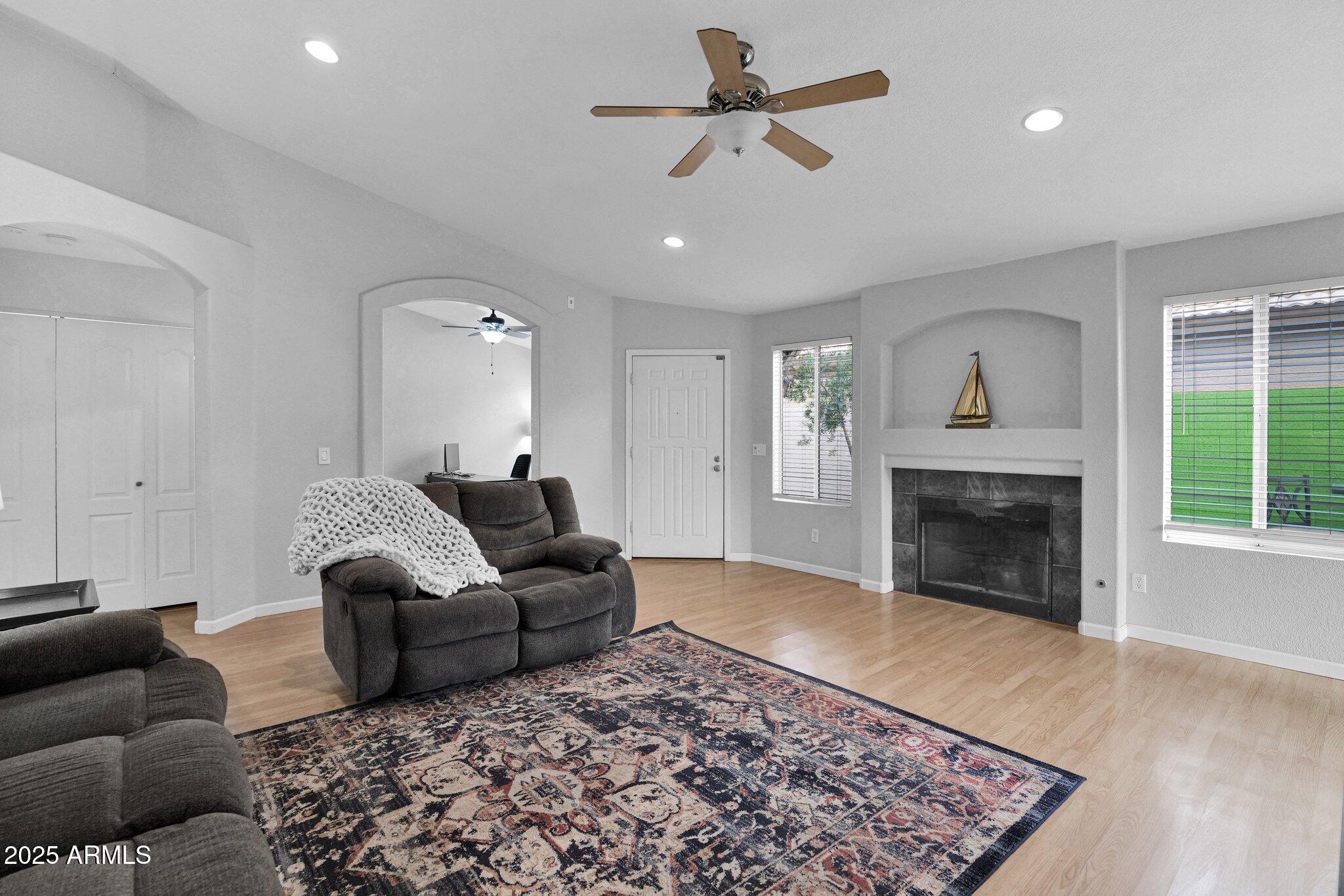 473 South Ash Street Gilbert, AZ 85233 - Photo 5 of 27 5 - Living Room - 3