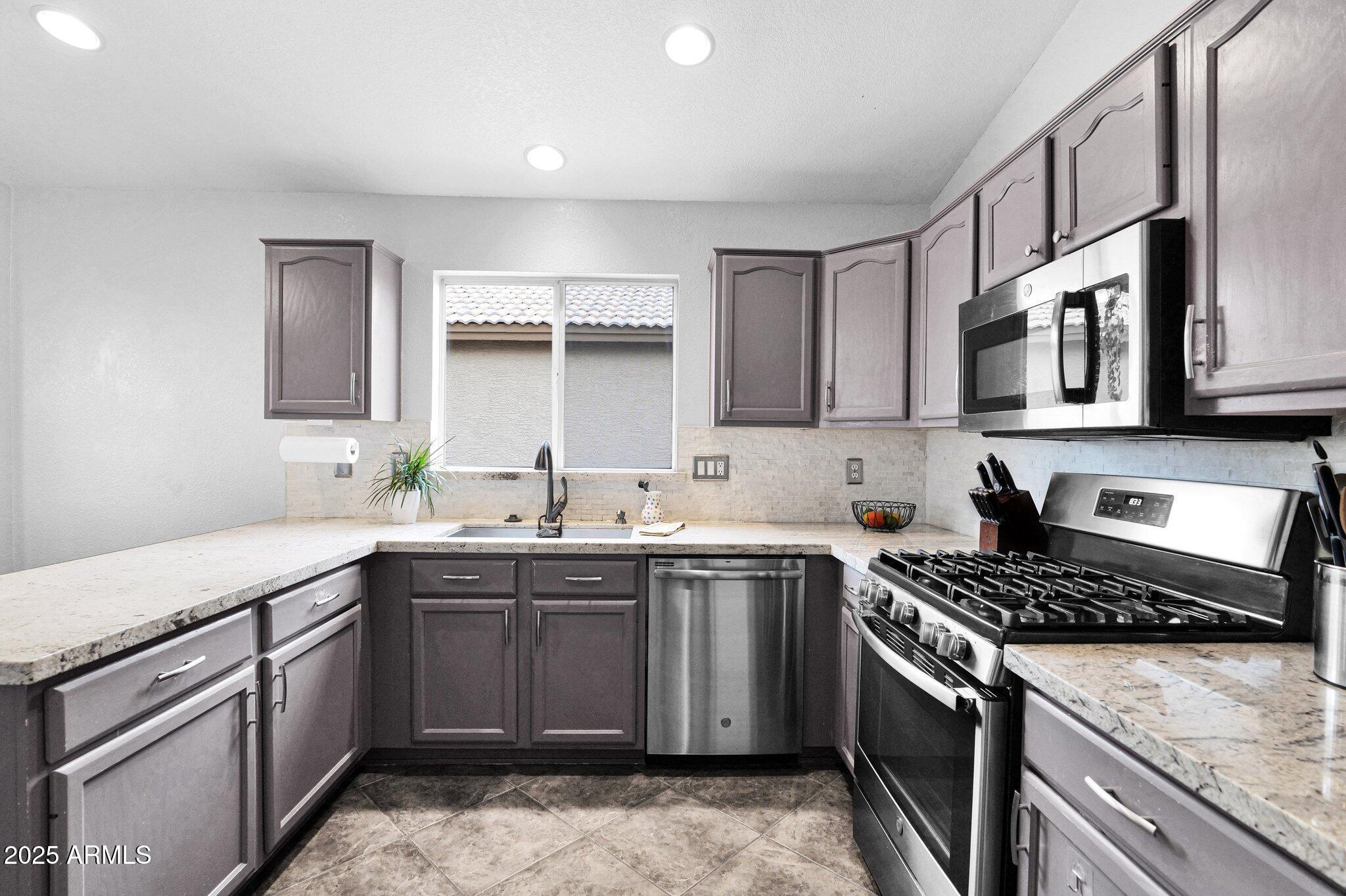 473 South Ash Street Gilbert, AZ 85233 - Photo 9 of 27 8 - Kitchen - 2