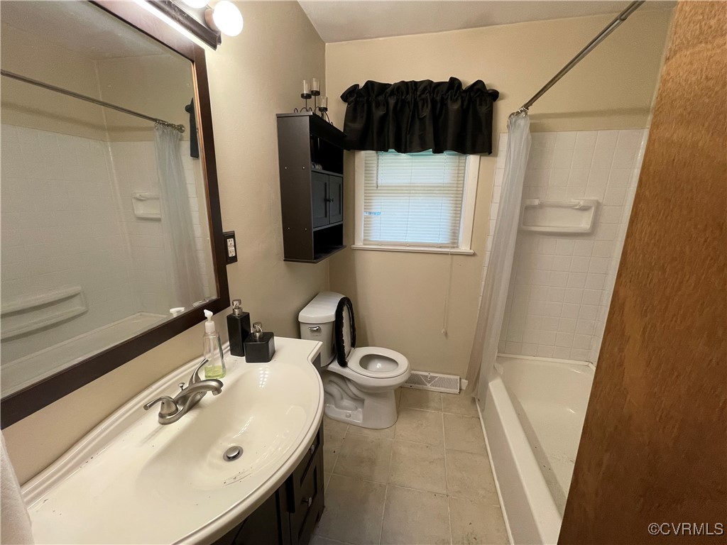 2806 Trarich Road Petersburg, VA 23805 - Photo 8 of 14 Full bathroom with shower / tub combo, tile patter