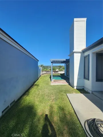 a view of back yard of the house