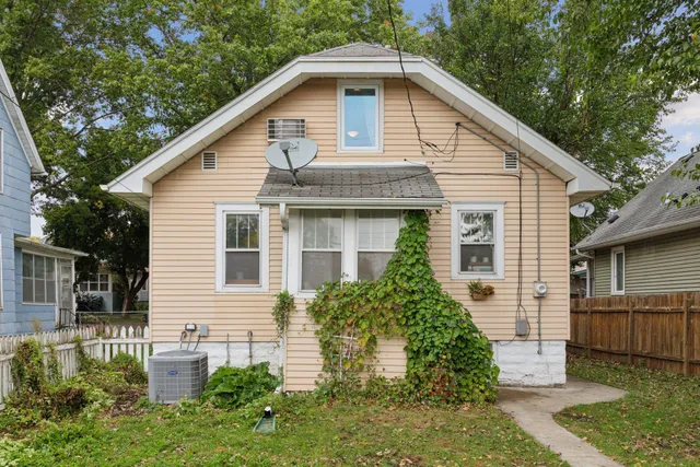 $315,000 | 958 West James Avenue, St. Paul, MN 55102