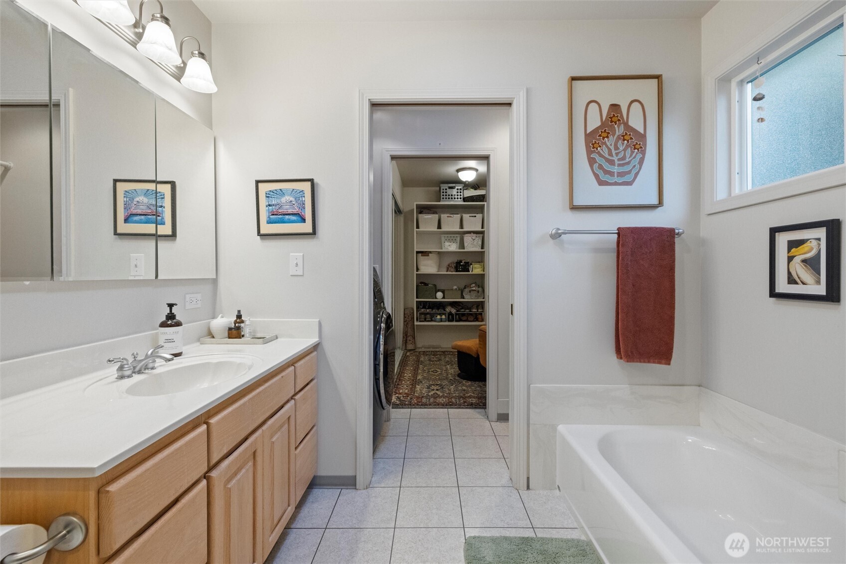 705 Pearson Street Walla Walla, WA 99362 - Photo 18 of 39 a spacious bathroom with a bathtub sink and mirror