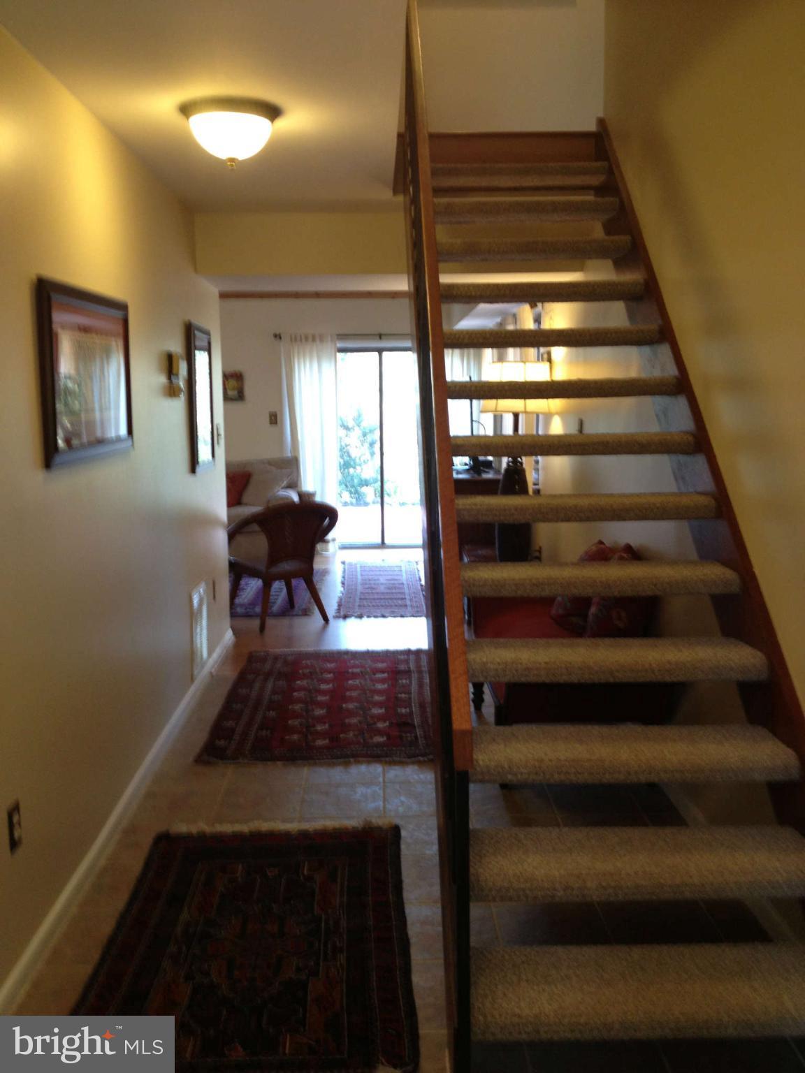 11308 Harborside Cluster Reston, VA 20191 - Photo 5 of 29 HALLWAY LEADING TO LIVINGROOM