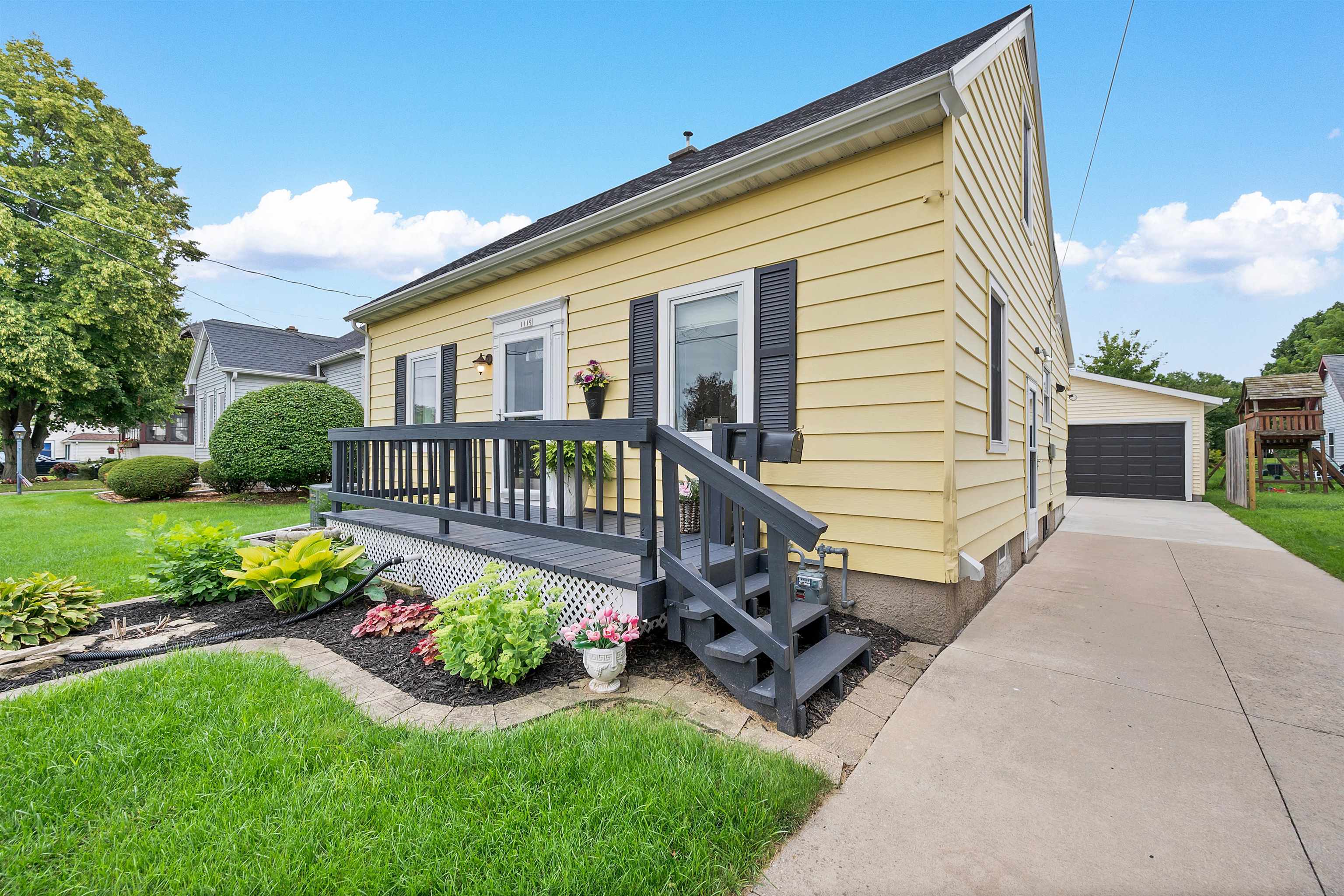 1119 Wisconsin Avenue Manitowoc, WI 54220 - Photo 1 of 75