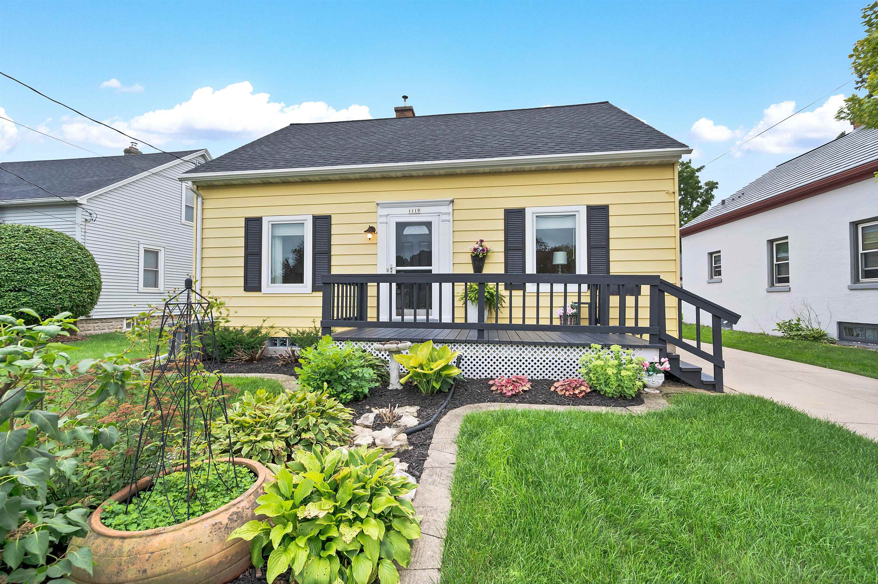 1119 Wisconsin Avenue Manitowoc, WI 54220 - Photo 2 of 75