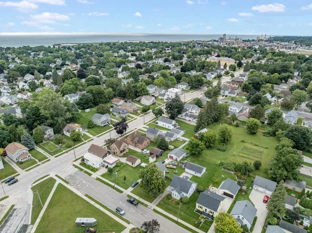 $249,900 | 1119 Wisconsin Avenue, Manitowoc, WI 54220