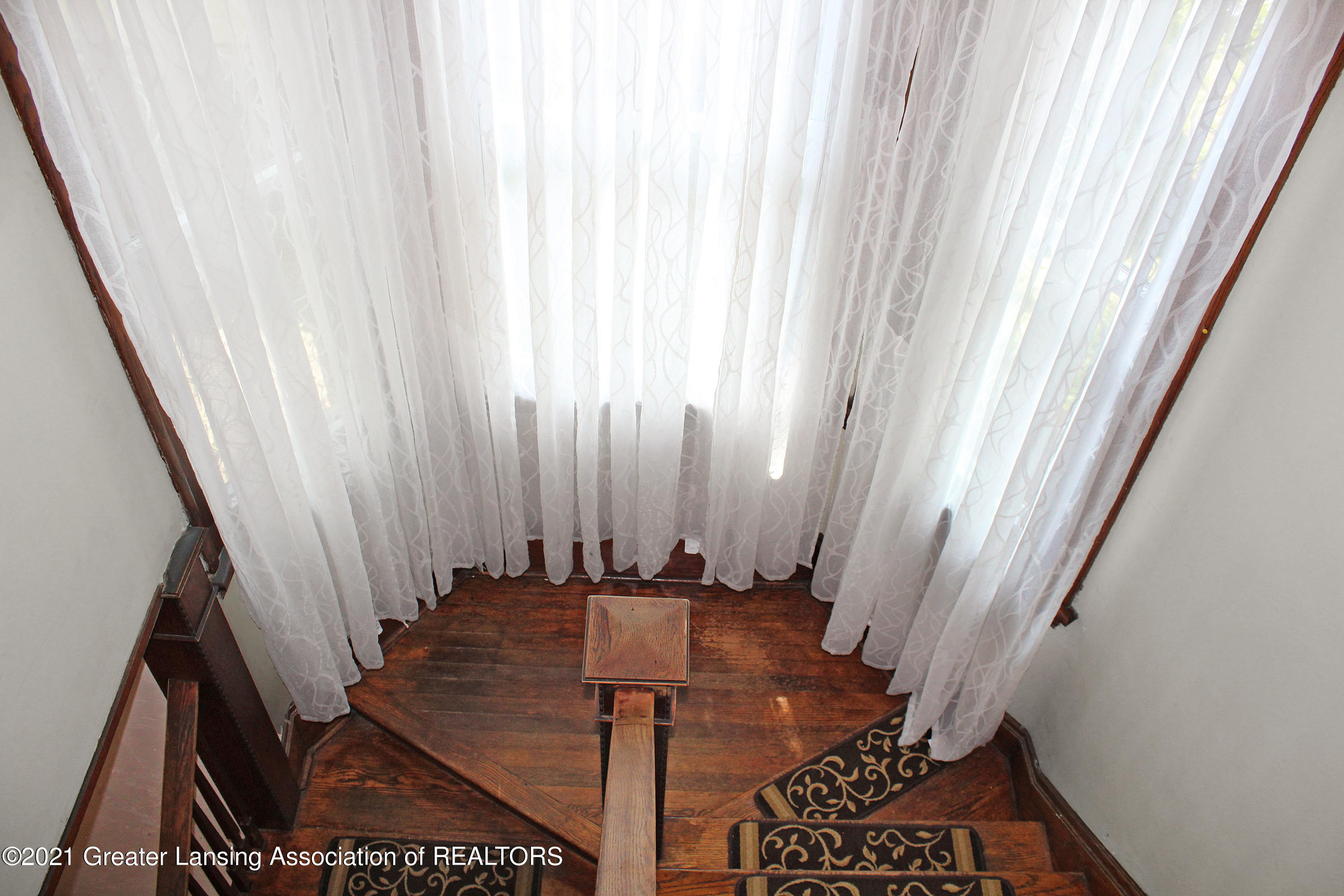 706 4th Street Jackson, MI 49203 - Photo 18 of 30 Staircase