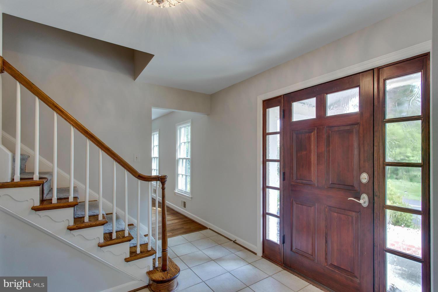 6263 Park Road McLean, VA 22101 - Photo 3 of 28 Foyer