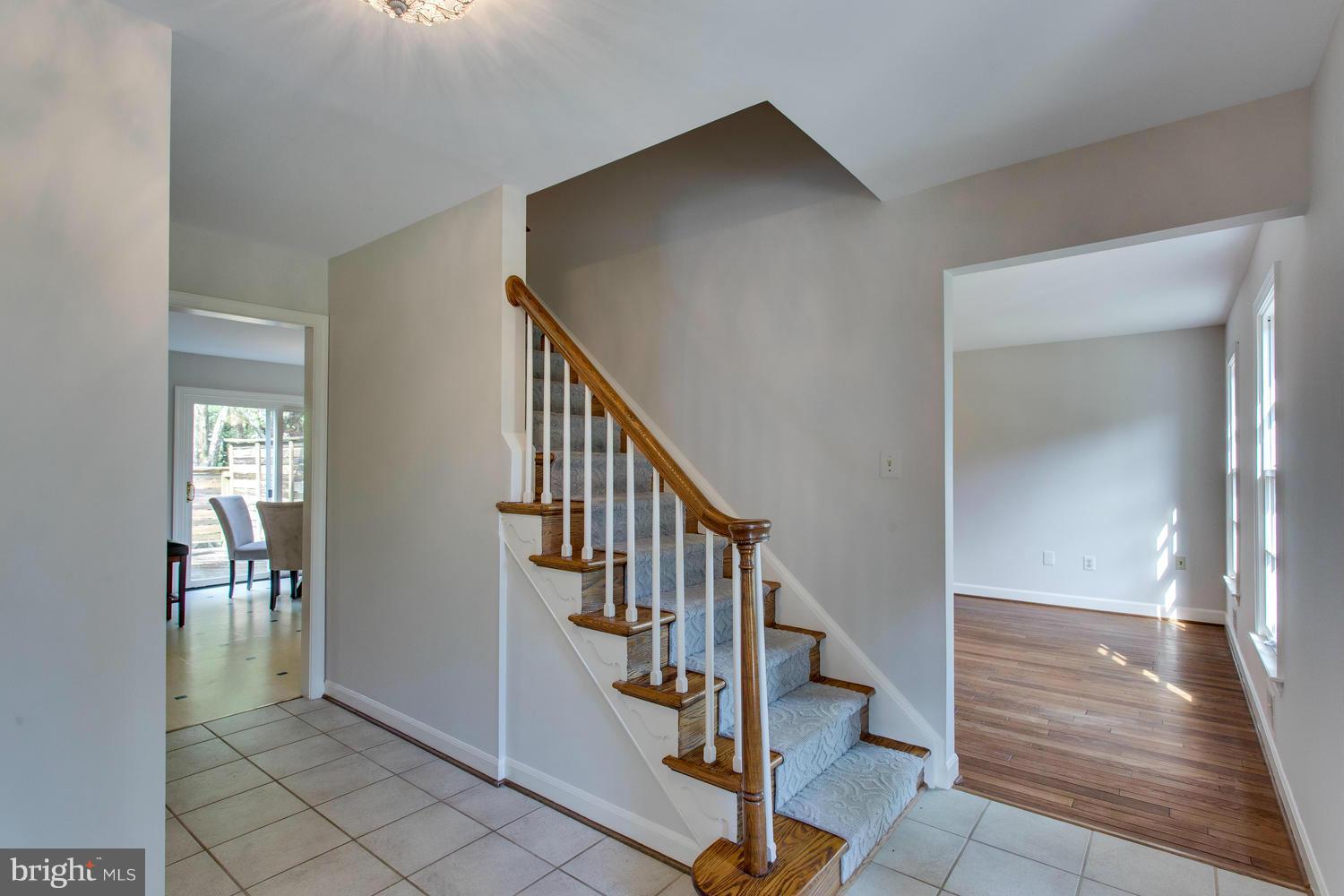 6263 Park Road McLean, VA 22101 - Photo 4 of 28 Foyer
