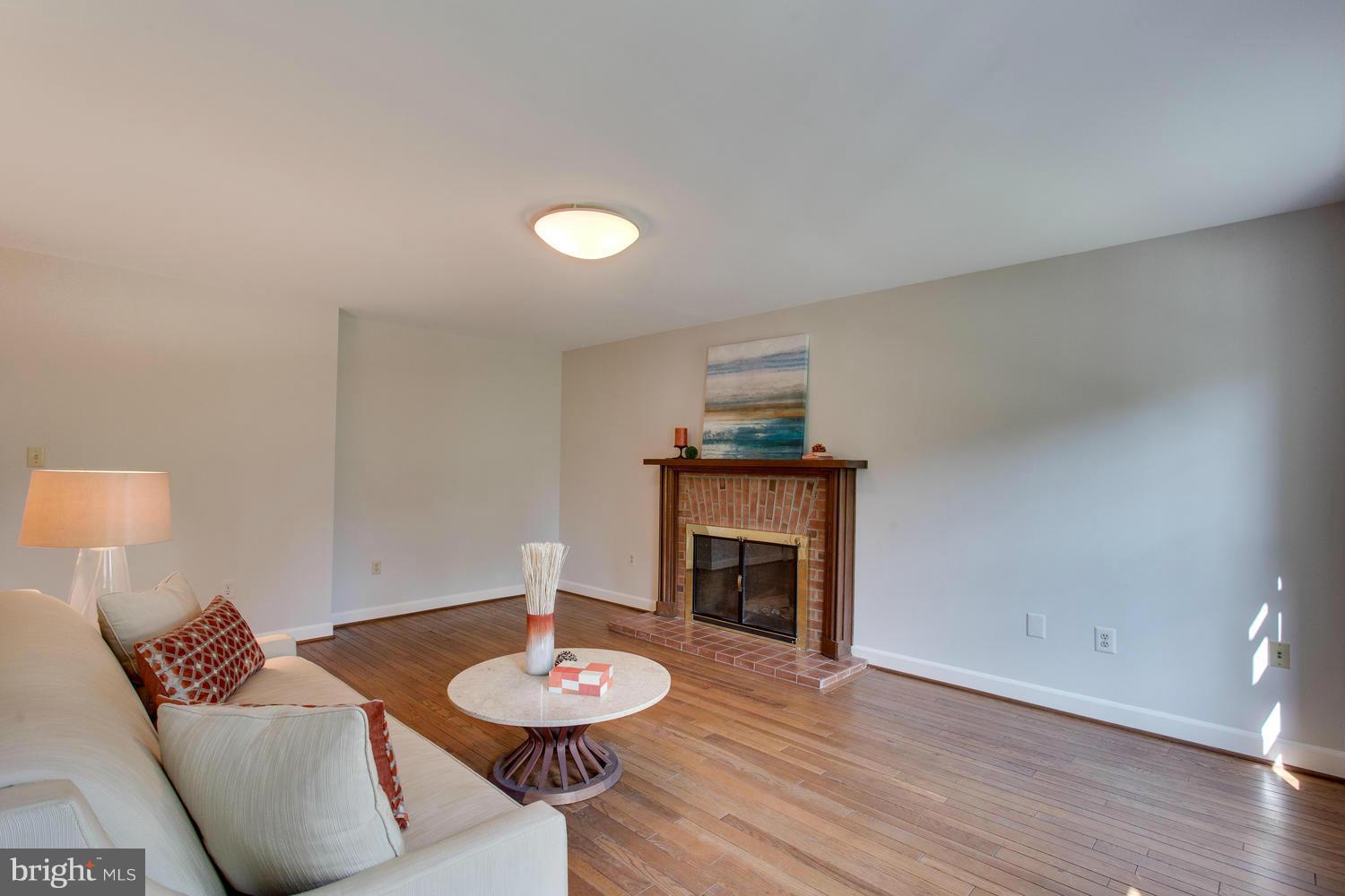 6263 Park Road McLean, VA 22101 - Photo 5 of 28 Living Room