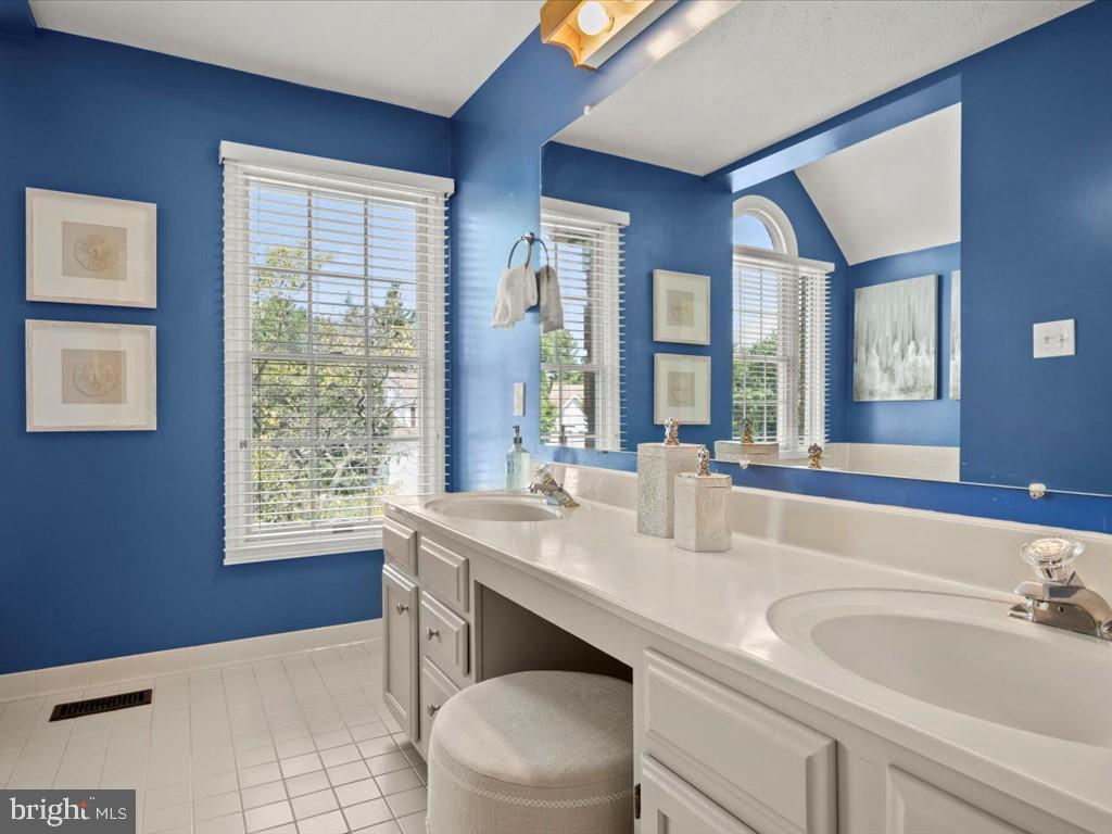 12709 Roark Court Reston, VA 20191 - Photo 27 of 51 Master Bath - could be new and amazing for $30K