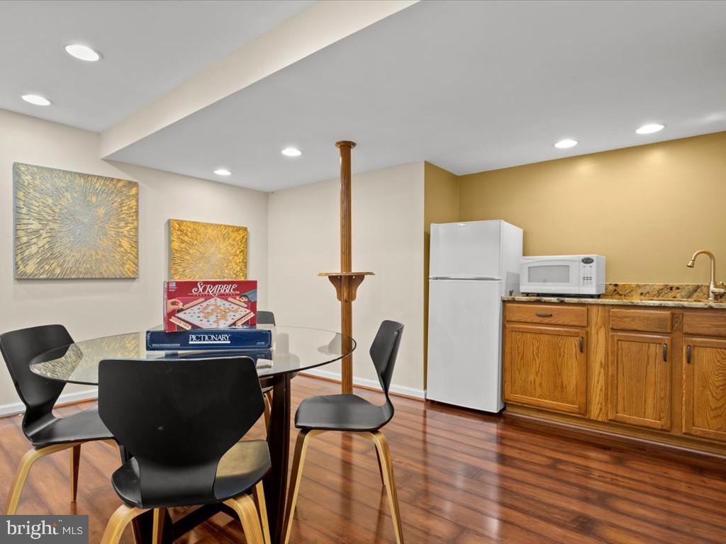 12709 Roark Court Reston, VA 20191 - Photo 41 of 51 Basement wet bar