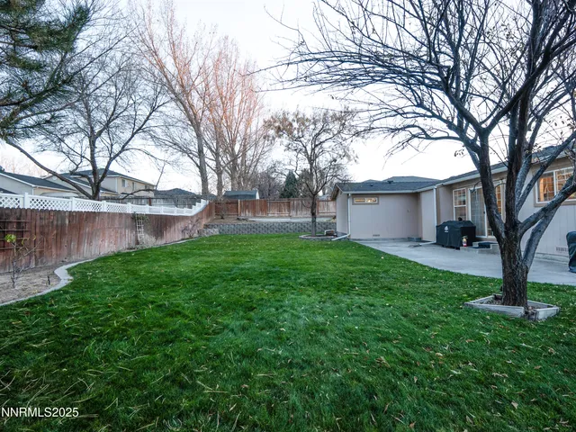 a view of a house with backyard and garden