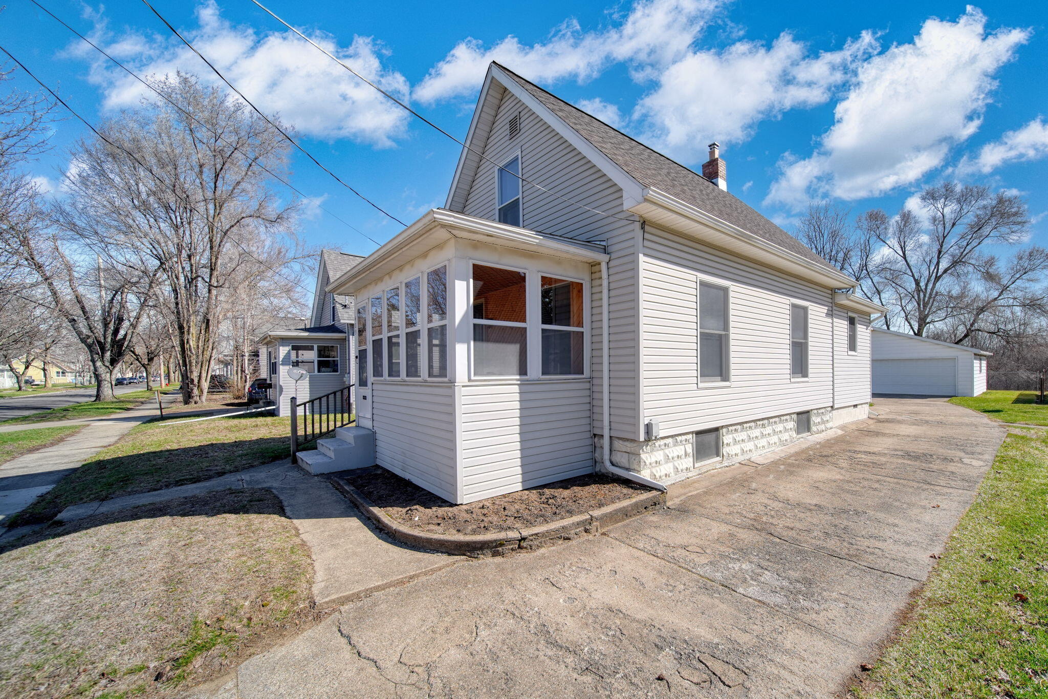 409 Bates Street Jackson, MI 49202 - Photo 4 of 45 4