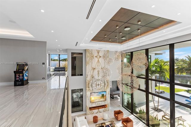 a en suite bathroom with a double vanity sink and a mirror