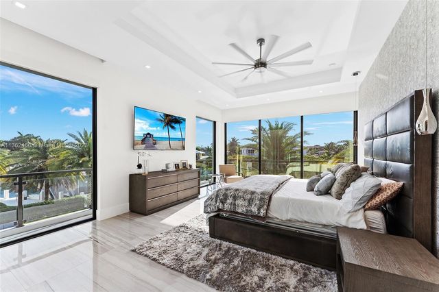 a en suite bathroom with a sink and a mirror