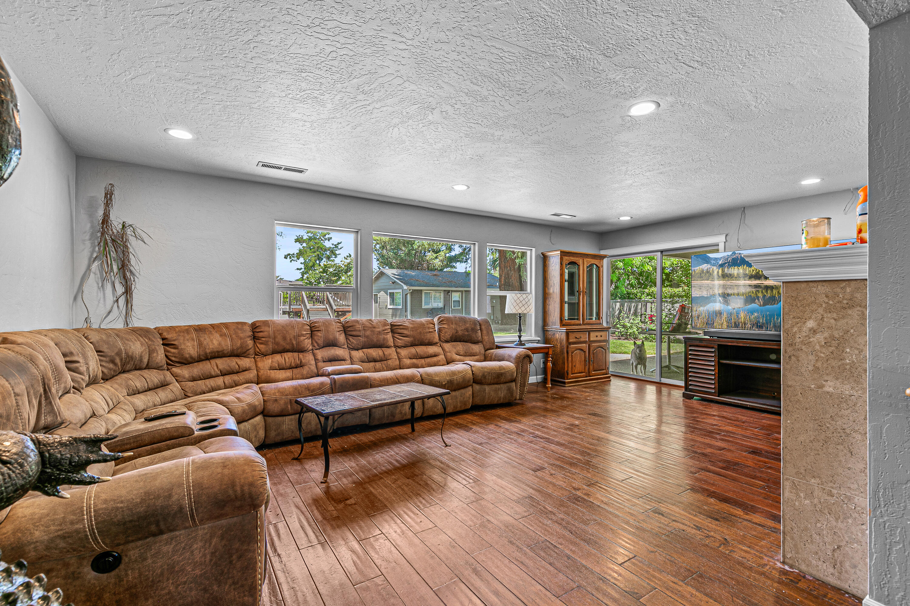 2631 Delta Waters Road Medford, OR 97504 - Photo 11 of 33 9R9A7192
