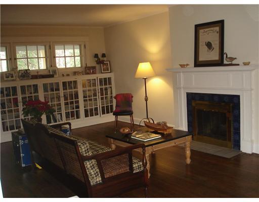 800 Delafield Avenue Pittsburgh, PA 15215 - Photo 3 of 10 Living Room.