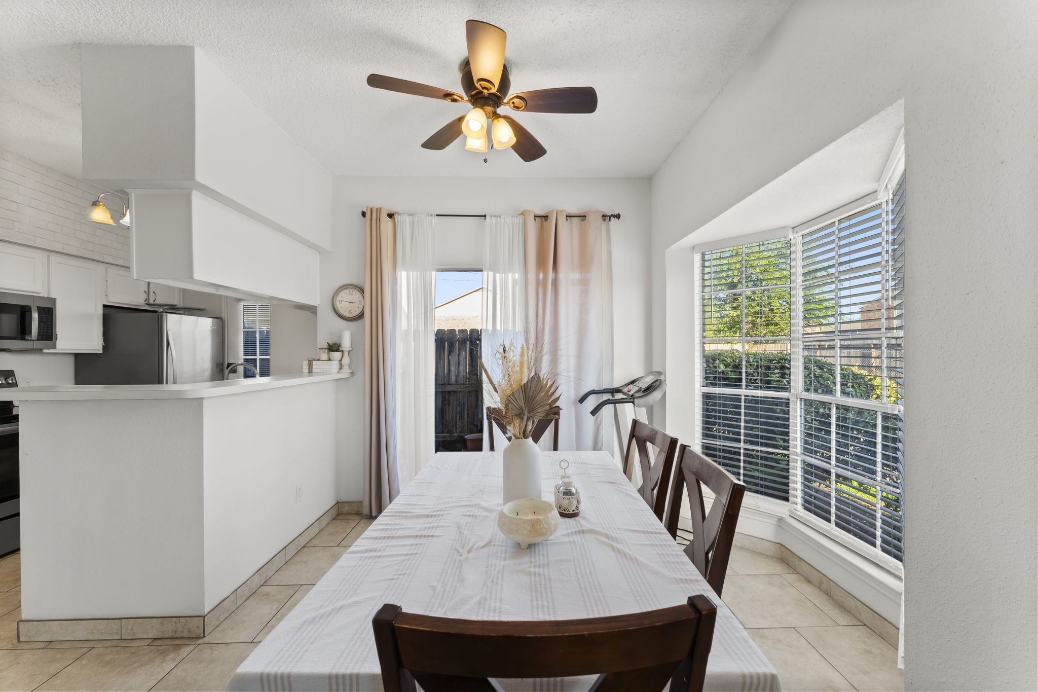 3600 Jeanetta Street, Unit 605 Houston, TX 77063 - Photo 13 of 29 a dining room with furniture and a window