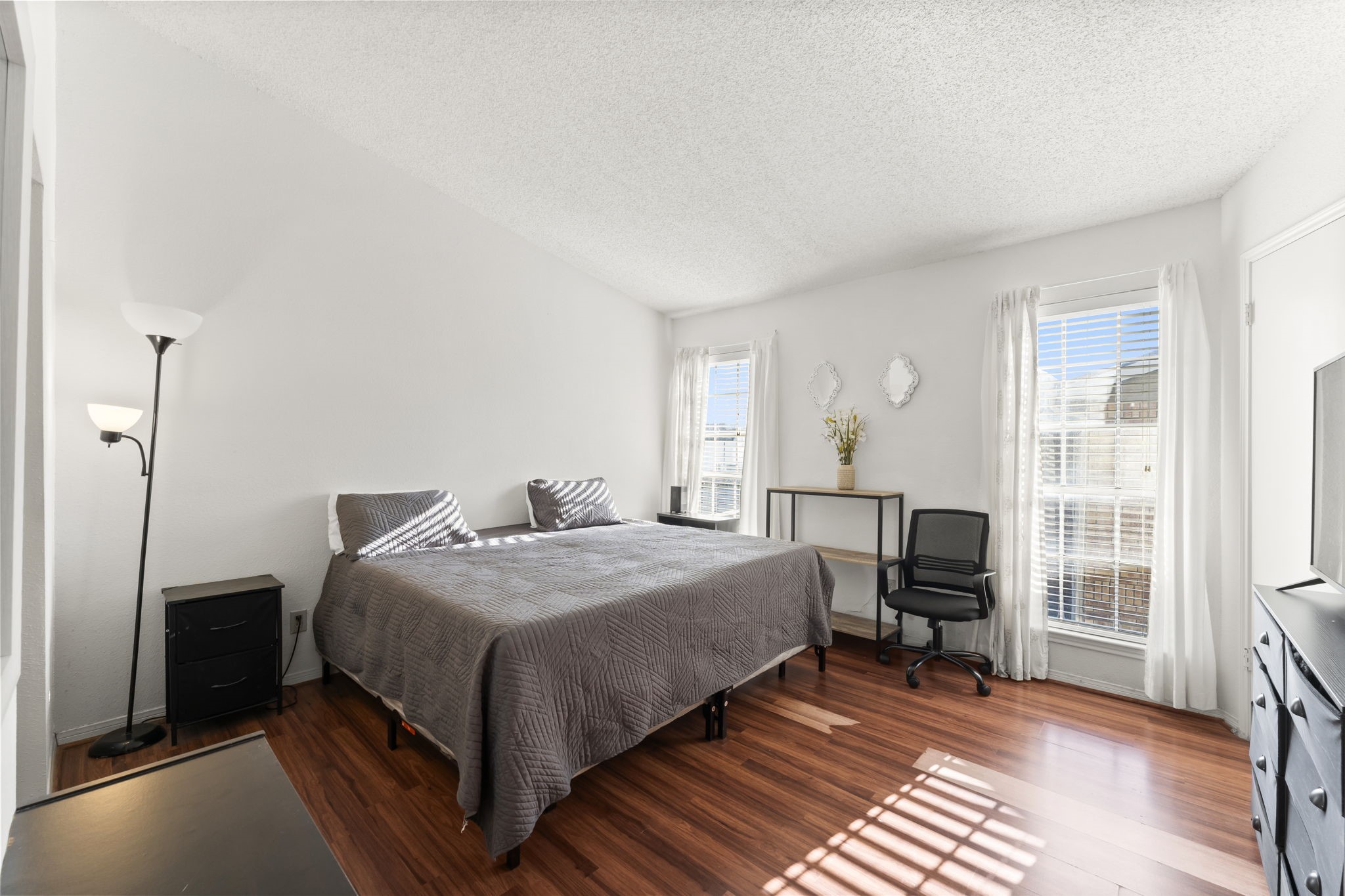 3600 Jeanetta Street, Unit 605 Houston, TX 77063 - Photo 19 of 29 a bedroom with a bed and a window