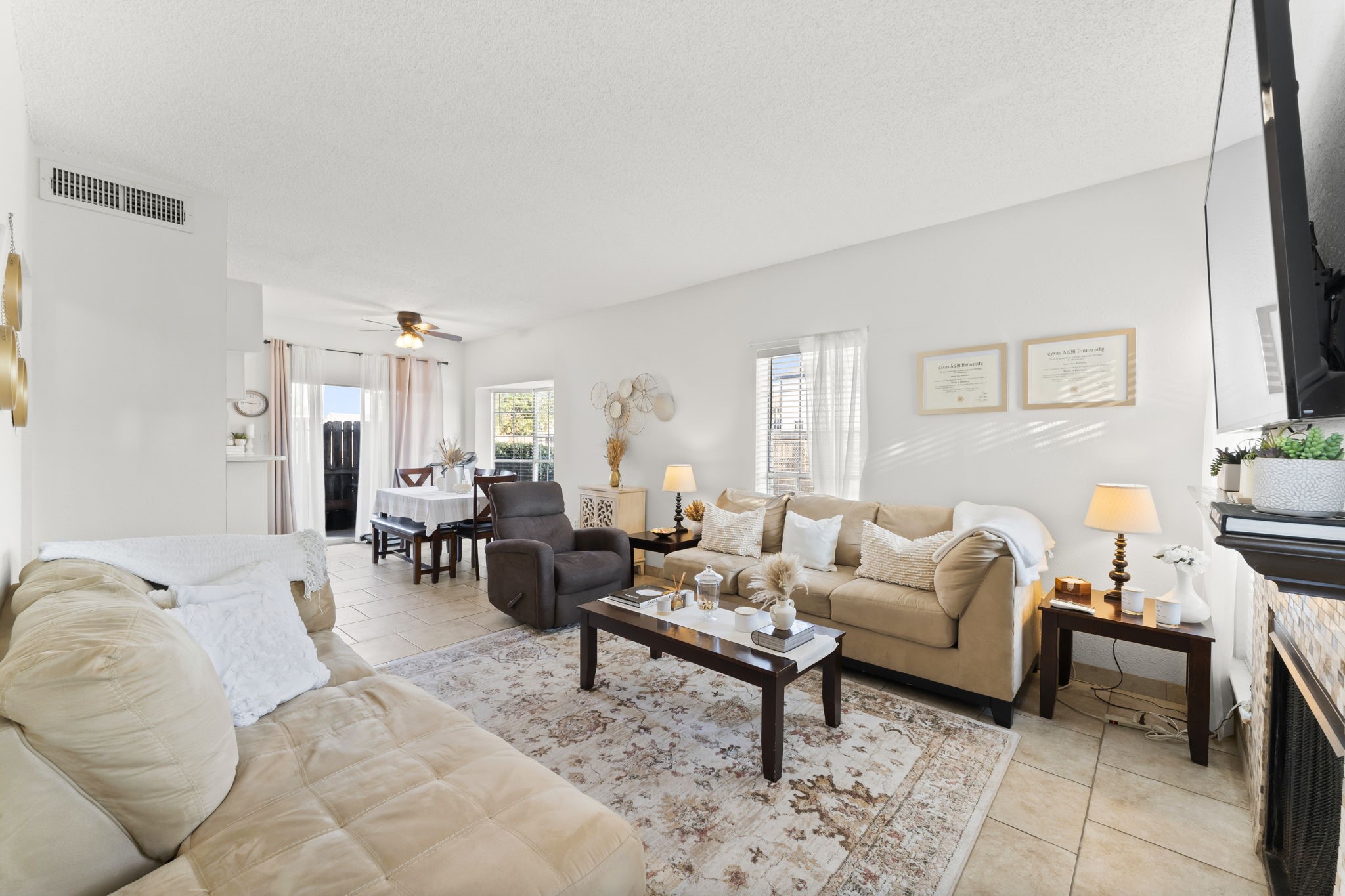 3600 Jeanetta Street, Unit 605 Houston, TX 77063 - Photo 8 of 29 a living room with furniture and a rug