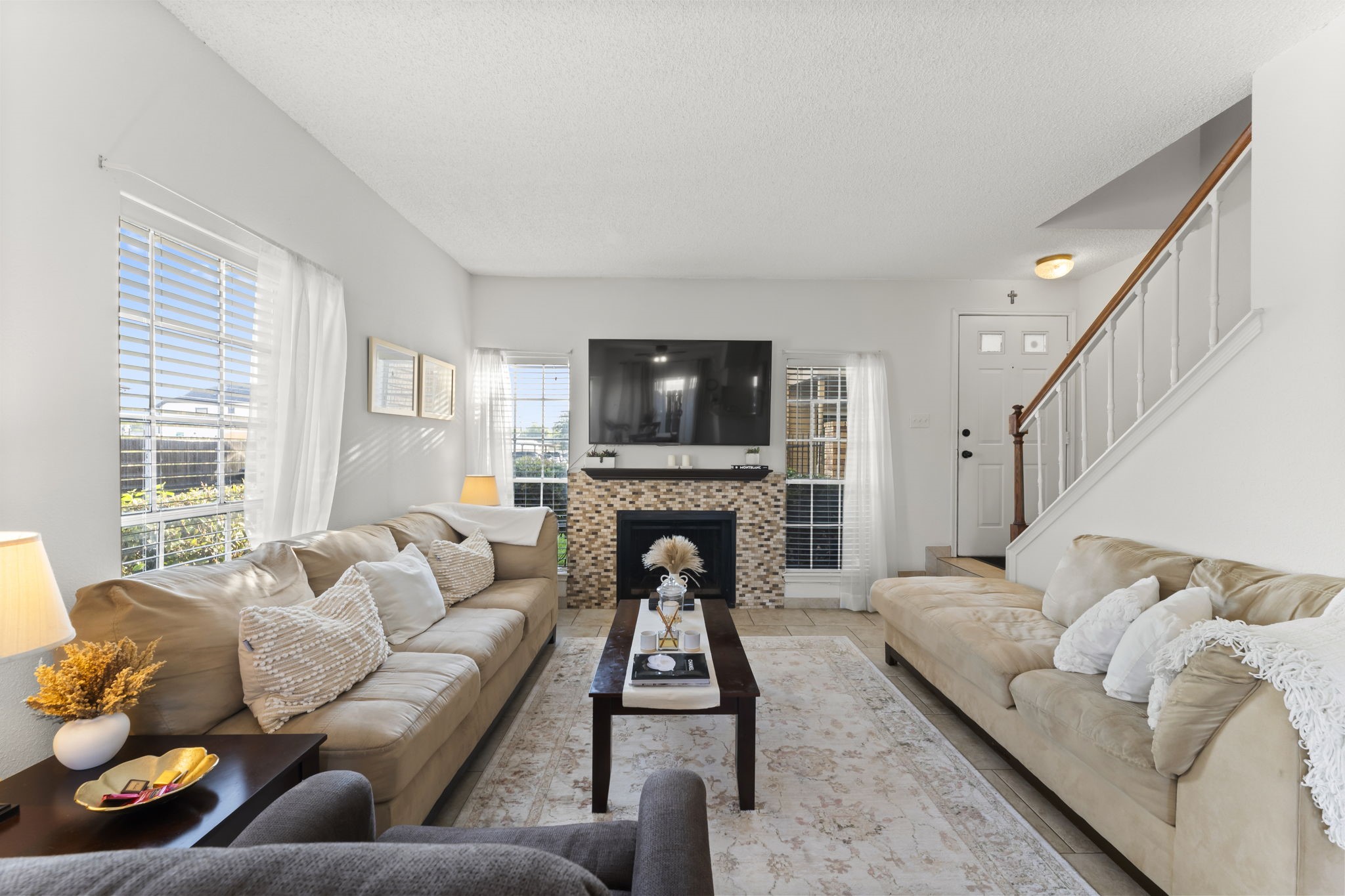 3600 Jeanetta Street, Unit 605 Houston, TX 77063 - Photo 10 of 29 a living room with furniture and a flat screen tv