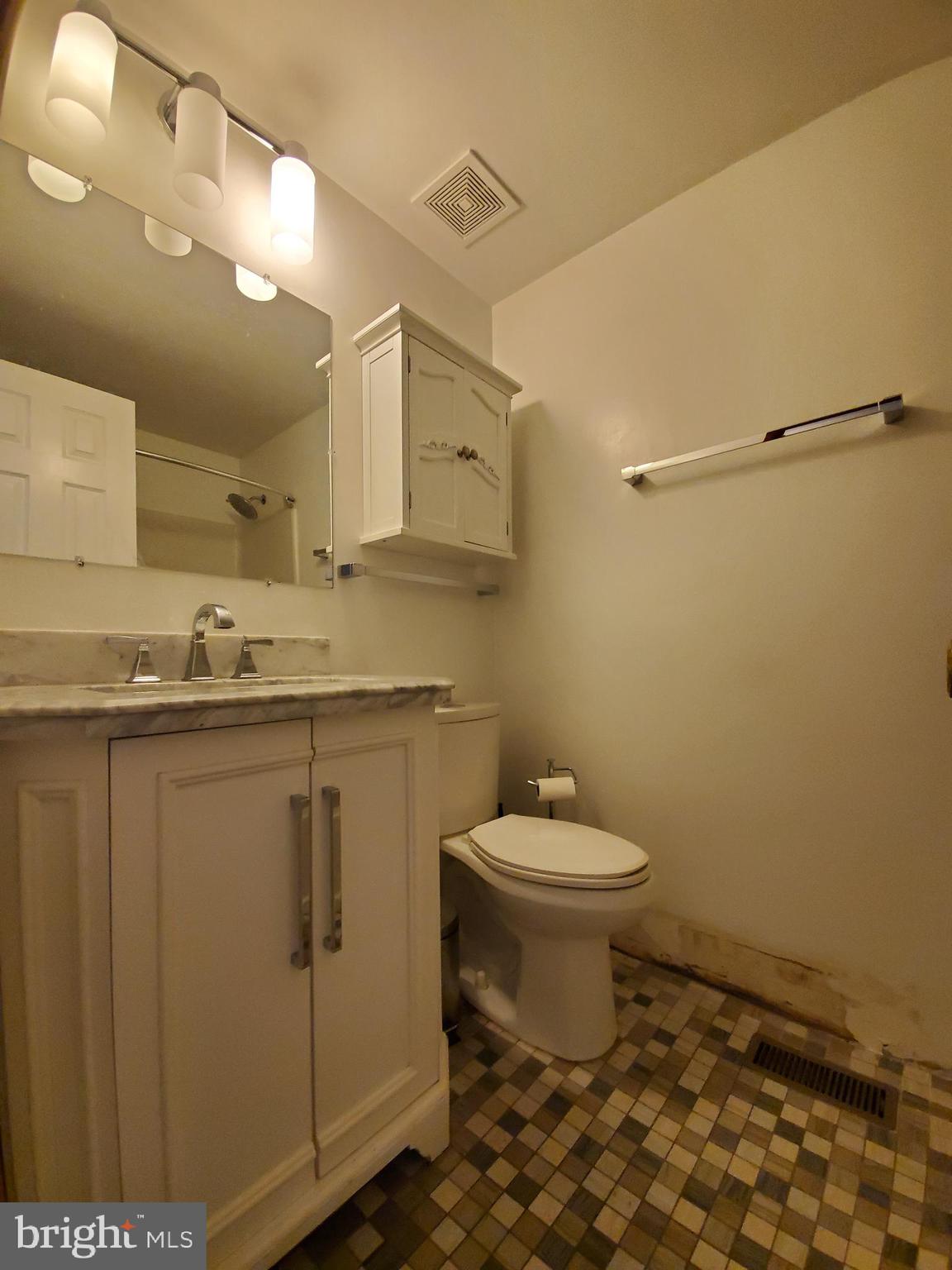 4742 Coxey Brown Road Frederick, MD 21702 - Photo 15 of 33 Main level full hall bathroom.