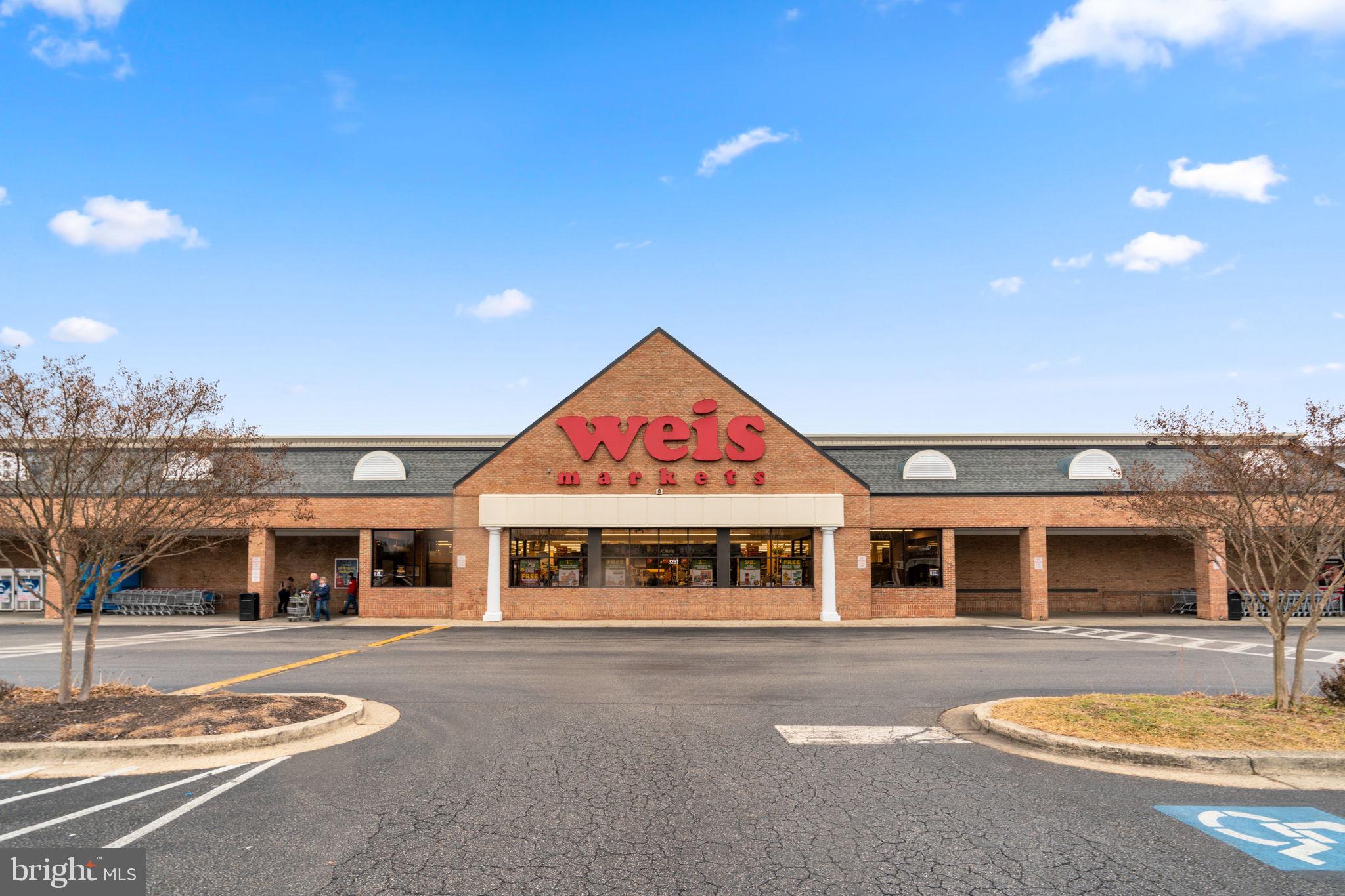 226 Maryland Way Edgewater, MD 21037 - Photo 28 of 30 a front view of a house with a garden