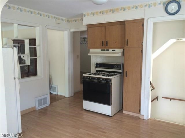 4506 Laurel Road Cleveland, OH 44121 - Photo 9 of 17