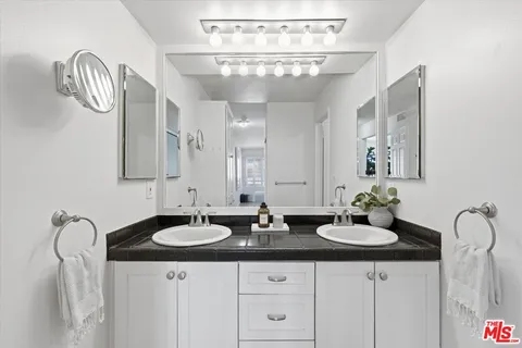 $1,180,000 | 12321 Ocean Park Boulevard, Unit 18, Los Angeles, CA 90064