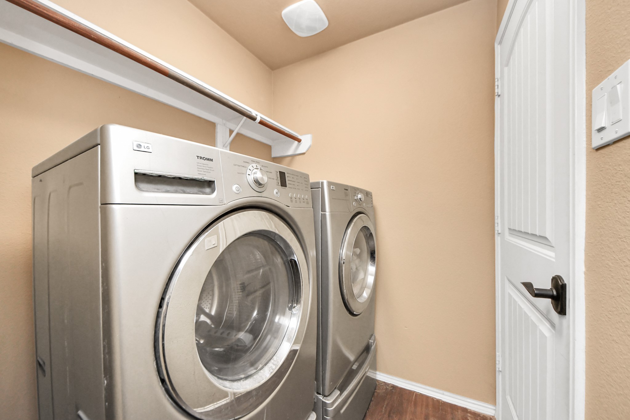 611 Remwick Drive Houston, TX 77073 - Photo 11 of 42 a utility room with dryer and washer