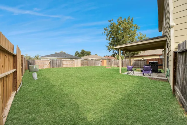a view of a house with backyard and garden