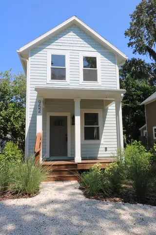 a view of a house with yard and plants