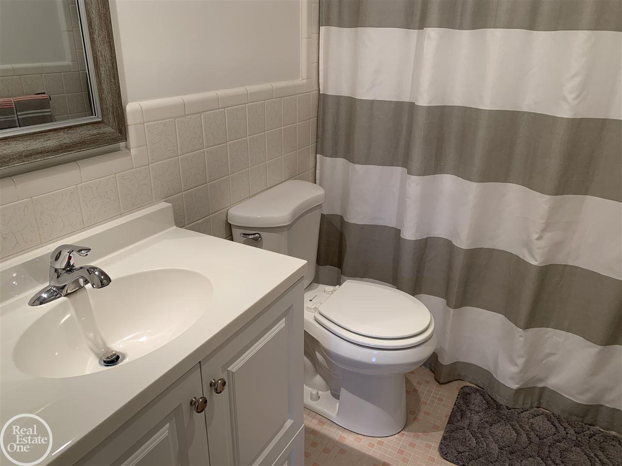 1750 Vernier Road, Unit 20 Grosse Pointe, MI 48236 - Photo 12 of 25 31399424-11.JPG