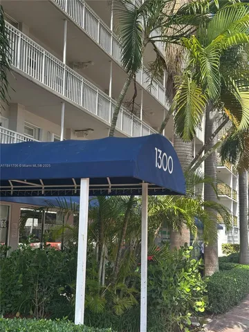 $2,350 | 1300 Lincoln Road, Unit D704, Miami Beach, FL 33139